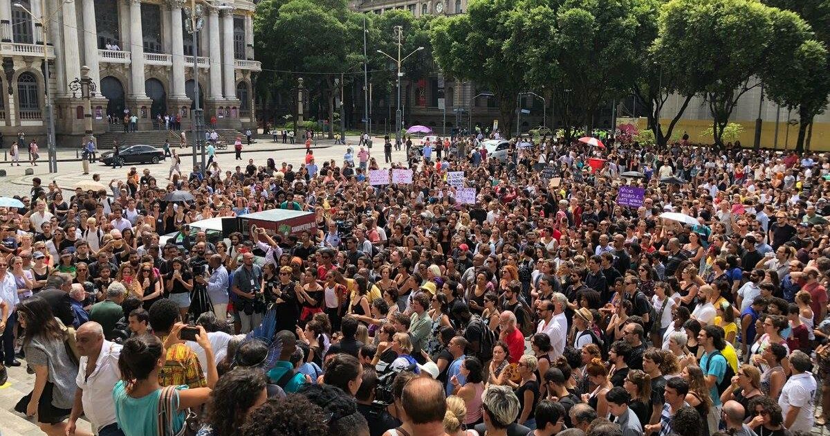 Manifestação acontecendo agora na Cinelândia, no Rio de Janeiro.