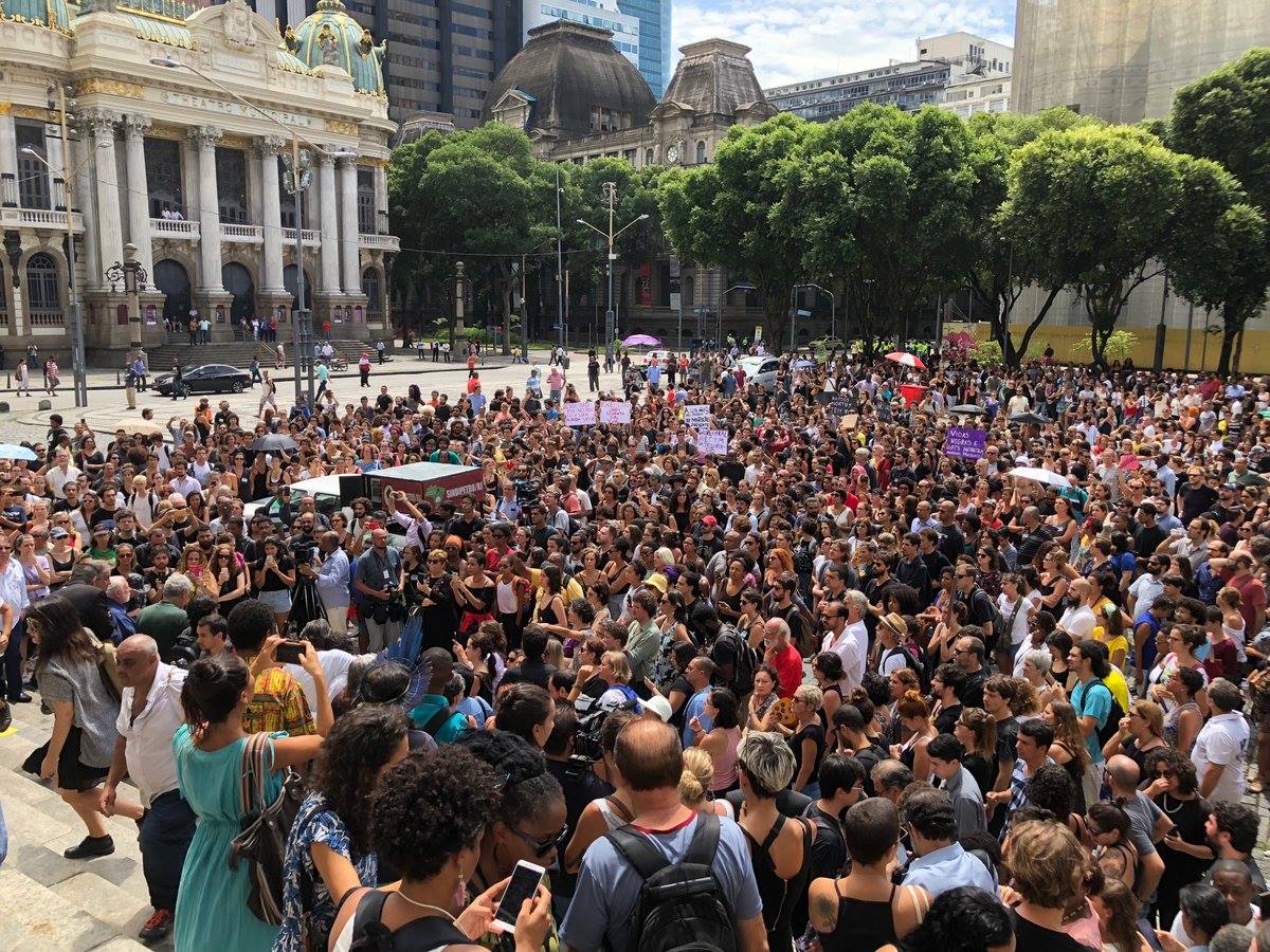 Manifestação acontecendo agora na Cinelândia, no Rio de Janeiro.