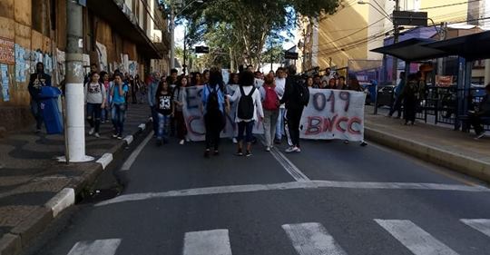 Estudantes protestam contra reformas do ensino no Centro de Campinas nesta segunda-feira