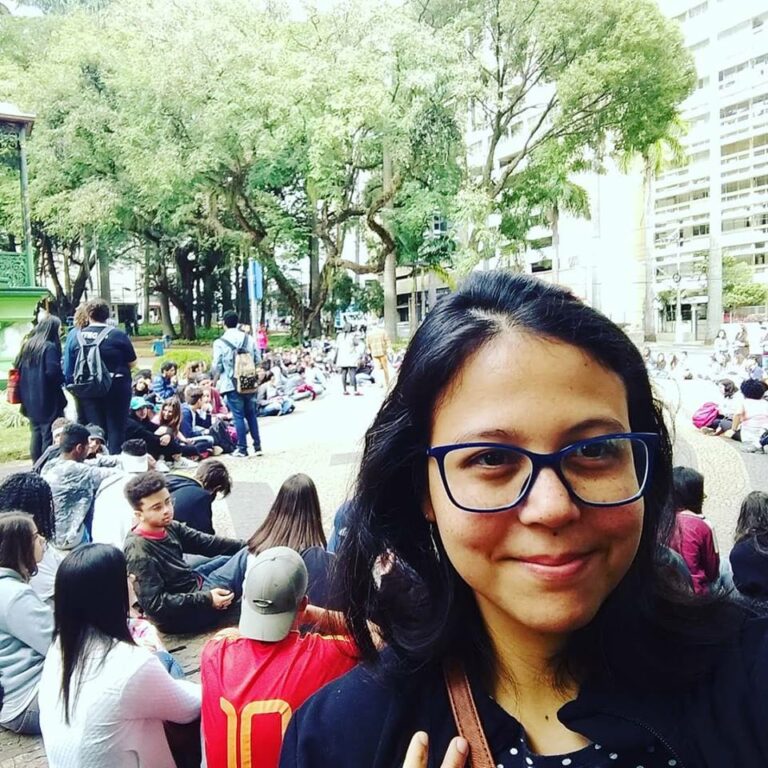 Hoje estudantes de várias escolas ocupam a praça para discutir os rumos da educação no país.