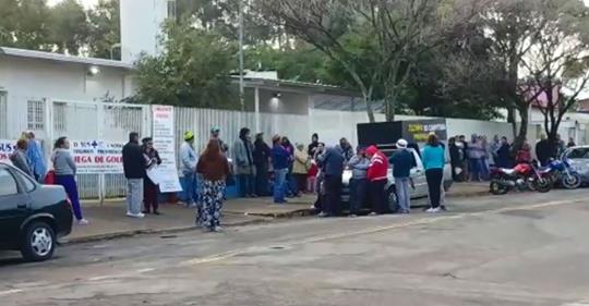 Moradores do Jardim Fernanda protestaram ontem contra as condições precárias da unidade de saúde.