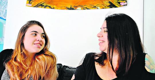 O Jornal Correio Popular publicou na sexta-feira uma reportagem mostrando o impacto da maternidade na carreira das pesquisadoras.